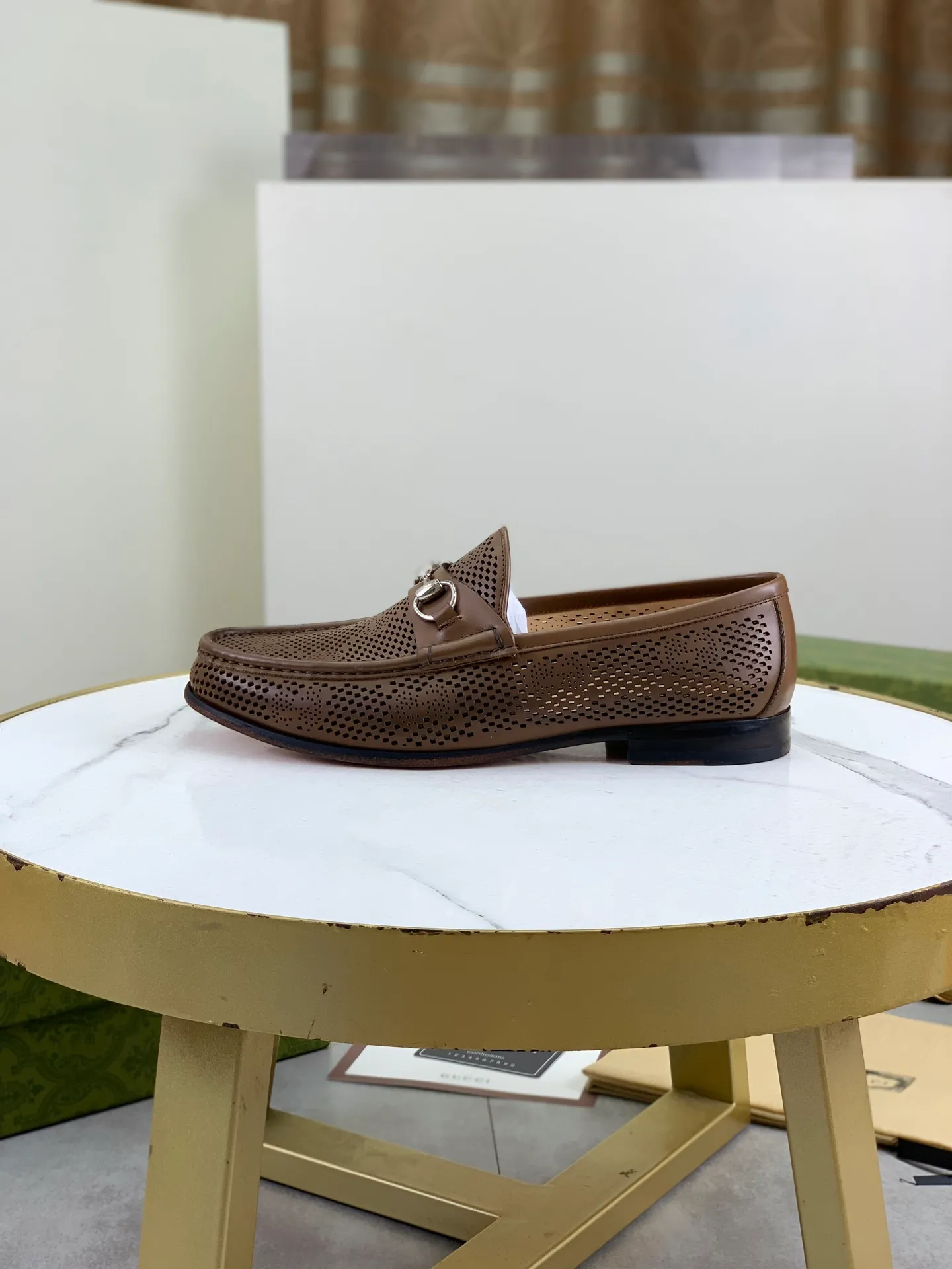 Factory price P980💰💎💎💎Top version (original high-grade genuine leather outsole) Full upper and inner lining cowhide punching design (summer essential) Brand: [GUCCi] Gucci's new business formal casual leather shoes Standard code: Men's size 39–44 (38 45 46 needs to be customized) Grade: Same as the official website Original quality Material: Original calfskin Water-dyed cowhide lining Original genuine leather outsole Style categories: Men's fashion Formal casual leather shoes Slip-on men's shoes series Young fashion European and American trends British style Casual matching Comfortable feet Color: 3️⃣ colors available Actual pictures